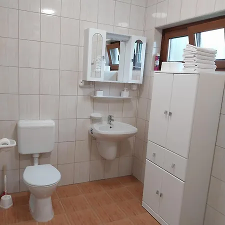 Fenyves Vendeghaz - *